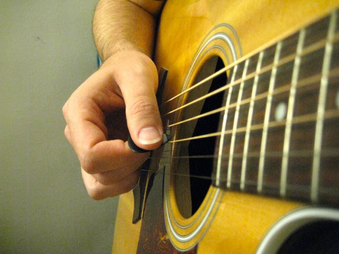 how to hold a guitar pick